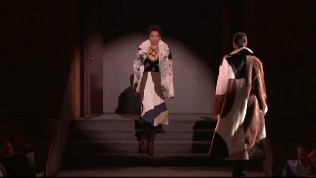 Designerul Tom Ford a dat startul Saptamanii modei de la New York cu o colectie tomnatica, plina de eleganta