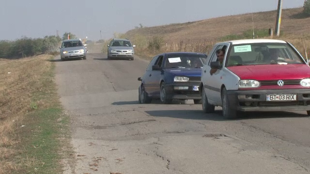 Starea drumului care leaga doua comune din Botosani i-a revoltat pe localnici: "E varza! E un risc pentru oameni"