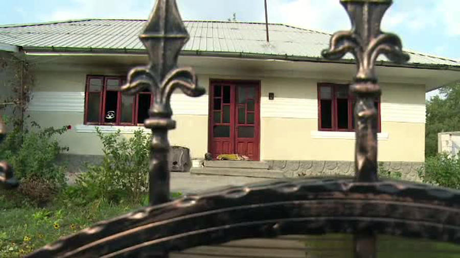 Criza de gelozie, intr-un sat din Vaslui. Si-a incendiat casa si i-a rupt mana celui care a sunat la pompieri