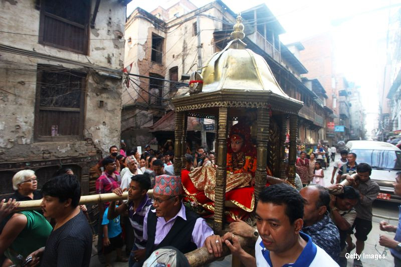 Are sapte ani, dar este venerata ca o adevarata zeita a frumusetii in Nepal. Trasaturile care au scos-o din anonimat