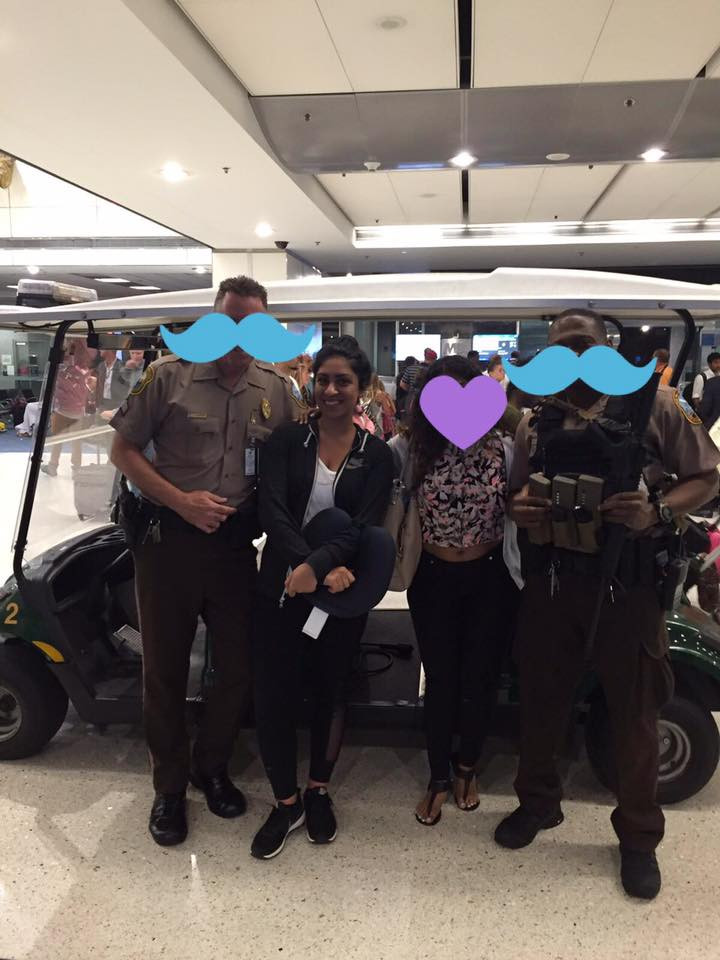 O jurnalista americana, cu origini musulmane, sustine ca a fost data jos din avion din motive rasiale