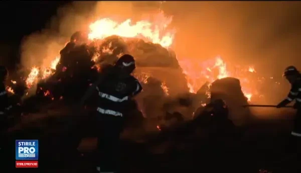 Incendiu violent la un depozit de baloti de paie de langa Buzau: Tind sa cred ca cineva a dat intentionat foc