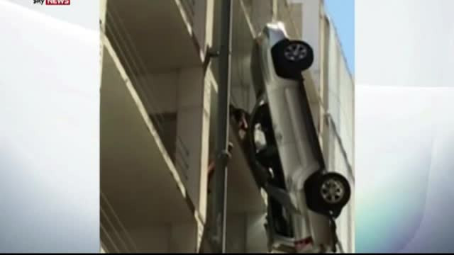 Cea mai proasta parcare a unei masini, in SUA. Cum a ajuns acest sofer sa stea suspendat la etajul 9