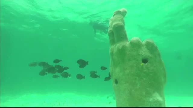 Cel mai mare muzeu subacvatic din lume s-a imbogatit cu inca 3 sculpturi. 2000 de oameni viziteaza zilnic galeria scufundata