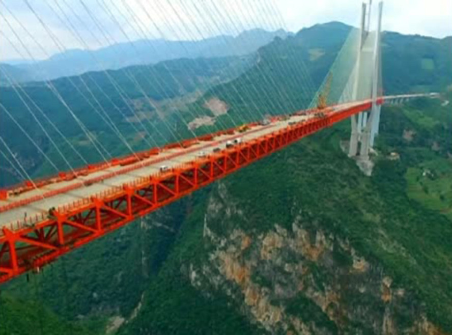 Arhitectii chinezi au mai construit un pod incredibil. Proiectul a durat 3 ani si a avut o marja de eroare de 5 milimetri