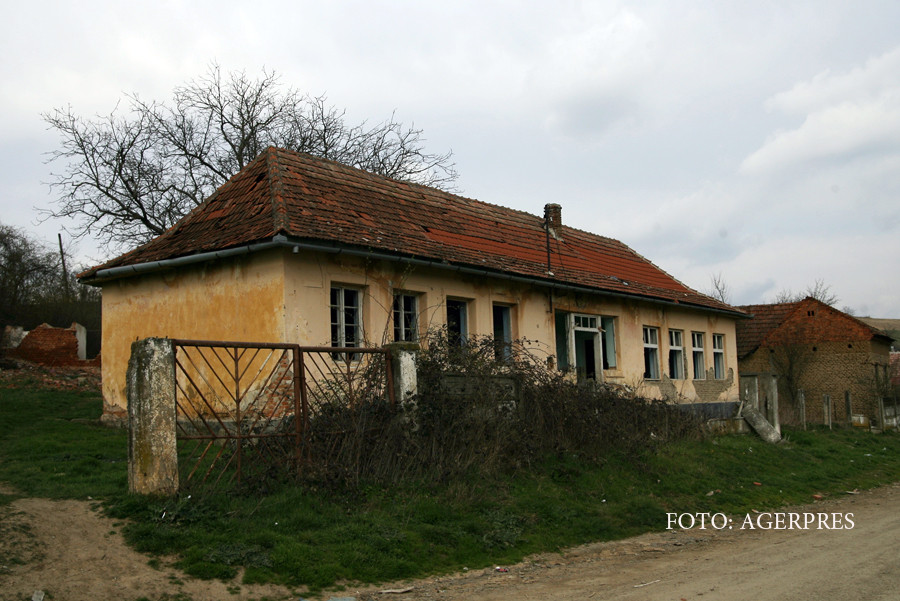 Peste 1.000 de scoli din Romania isi primesc maine elevii fara apa si cu WC in curte "Sunt probleme nerezolvate de decenii"