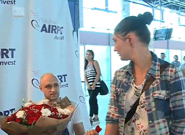 Cerere in casatorie pe aeroportul din Chisinau. Ce raspuns a dat fata care a luat-o la fuga la vederea inelului. VIDEO