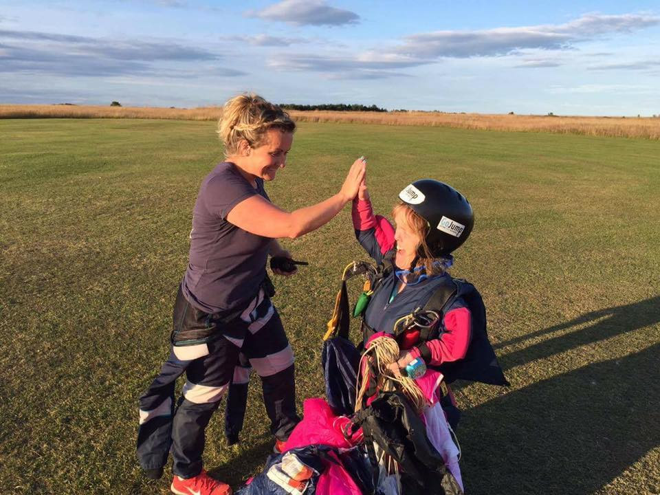 Si-a pierdut viata dupa ce a sarit pentru prima data singura cu parasuta. "A murit facand ceea ce iubea cel mai mult"