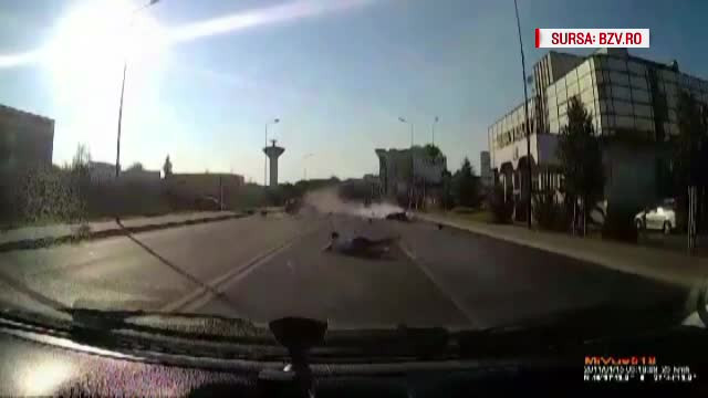 Accident socant in Vaslui, filmat cu camera de bord. Un motociclist a fost aruncat zeci de metri pe sosea