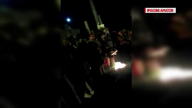 tineri adunati in fata casei lui Mircea