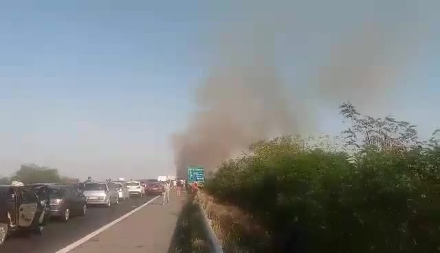 Incendiu de vegetatie in apropiere de autostrada Bucuresti - Pitesti. Circulatia a fost blocata