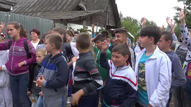 "Si noi am fost ca voi". Romanii care si-au luat copiii din fata calculatoarelor si i-au dus sa vada cum e sa fii fermier