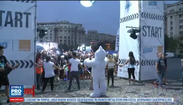 A 3-a editie a crosului The Color Run in Romania. Participantii sunt vopsiti la fiecare kilometru parcurs