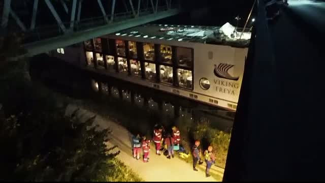 Croaziera pe Dunare sfarsita dramatic. Un vas cu 181 de pasageri s-a lovit de un pod feroviar