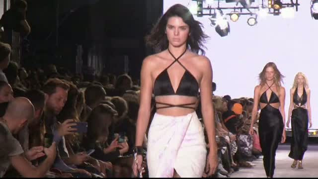 Trendul verii 2017, la saptamana modei de la New York. Topuri care lasa la vedere mijlocul, fuste si pantaloni scurti