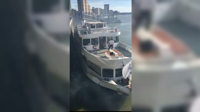 Incident neplacut pentru turistii aflati intr-o croaziera pe Tamisa. Vaporul a luat foc. "Suna imediat la Politie"