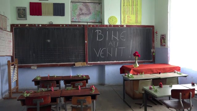 Intr-un sat din judetul Mures, elevii au fost supravegheati de parinti, fiindca invatatorul nu s-a prezentat