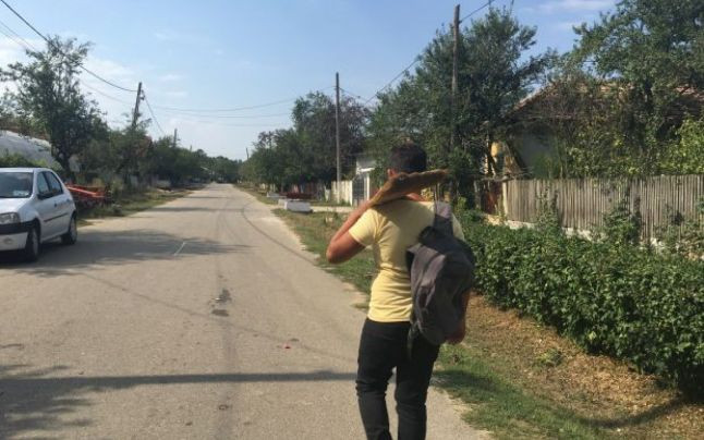 Scandal la o scoala din Dolj. Motivul pentru care o profesoara isi pune elevii sa poarte o matura pe umeri