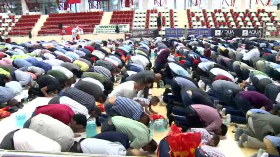 Ceremonie musulmana, in sala de sport a clubului Dinamo. Ce reprezinta Kurban Bayram, "Sarbatoarea Sacrificiului"
