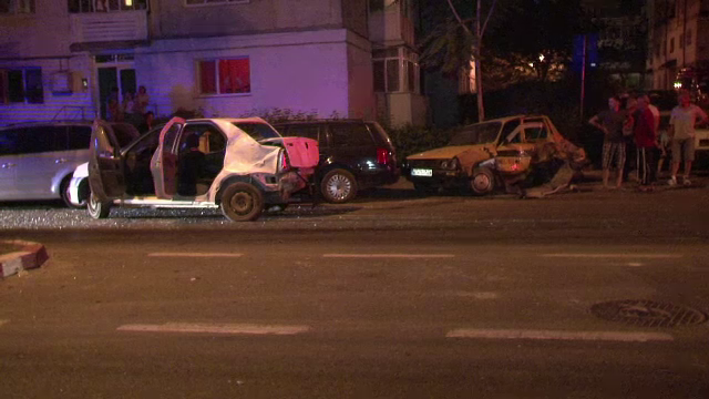 Trei masini distruse intr-un accident petrecut in Botosani. Un sofer de 27 de ani a ramas incarcerat si a fost dus la spital
