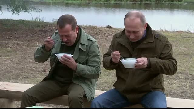 Presedintele si premierul Rusiei au iesit la pescuit pe un lac din centrul Rusiei. Ce a discutat Vladimir Putin cu pescarii