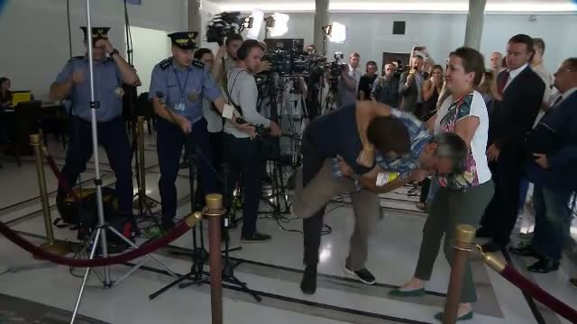 Scandal in parlamentul polonez. O intrebare incomoda a dus la o adevarata lupta intre un reprezentant al presei si un oficial