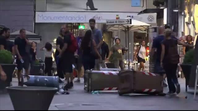 Bataie la Napoli, intre scutieri si demonstranti de stanga. Ce a provocat altercatia