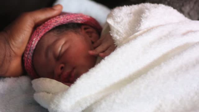 Bebelus nascut pe o barca plina cu refugiati, in mijlocul Mediteranei. Ce nationalitate va avea micutul Newman