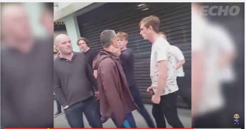 Mai multi tineri se distrau in centrul orasului, cand unul dintre ei a fost injunghiat in gat cu o foarfeca. VIDEO