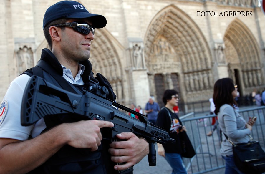 politie in fata catedralei Notre Dame