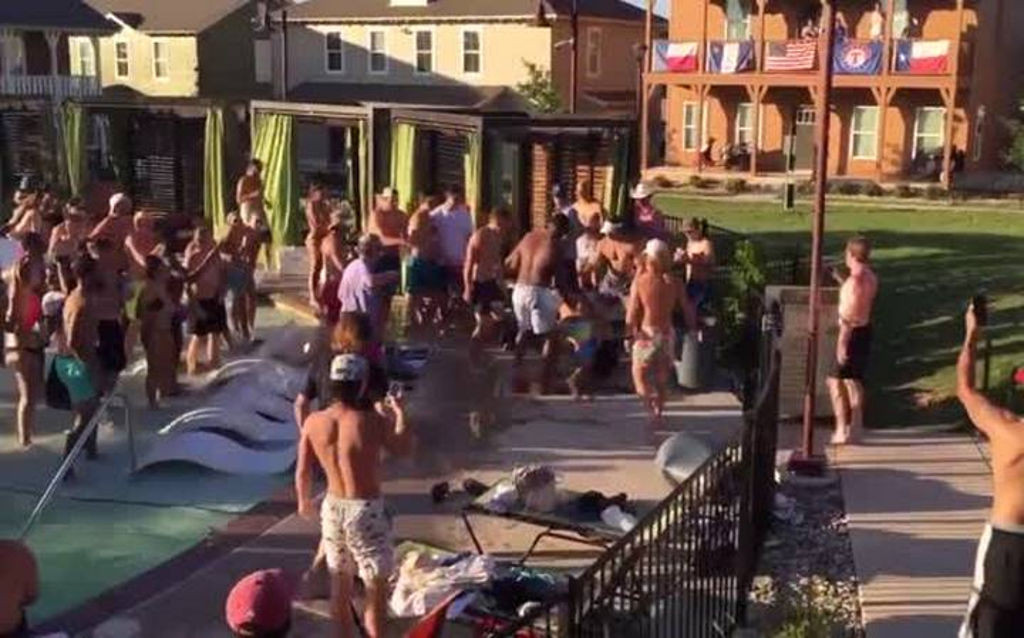 Bataie la o piscina din Texas. Mai multi tineri s-au incaierat si si-au impartit pumni. VIDEO