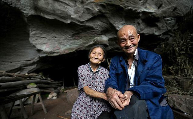 Un cuplu din China traieste de 54 de ani intr-o pestera, impreuna cu cei patru copii. De ce refuza sa plece de acolo