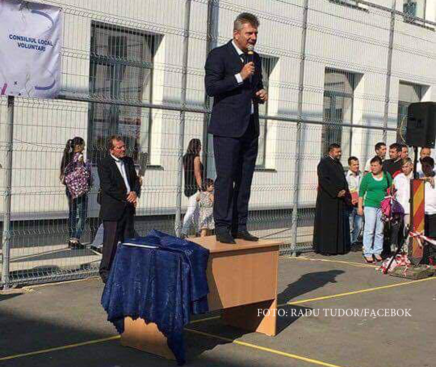 Primarul din Voluntari a devenit meme pe Internet. GALERIE FOTO cu Florentin Pandele catarat pe diverse lucruri