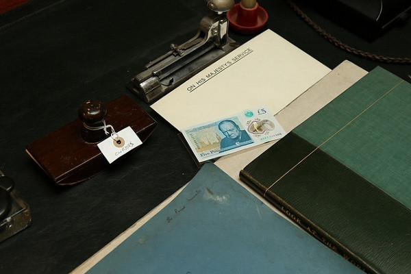 Marea Britanie a schimbat banii. Ce bancnote circula, incepand de marti, in Anglia si Tara Galilor