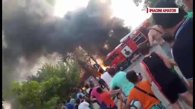 Incendiu violent intr-un cartier din Galati. Pompierii au reusit sa stinga focul inainte sa ajunga la blocuri