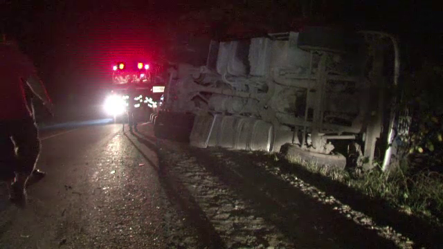 Soferul unui TIR a ramas prins in cabina dupa ce camionul s-a rasturnat intr-o curba. Primele ipoteze ale celor de la ISU