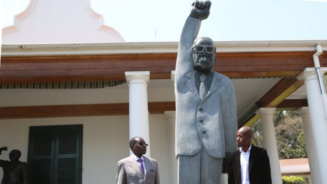Opera de arta sau bataie de joc? De ce rade internetul de statuia presedintelui din Zimbabwe, Robert Mugabe
