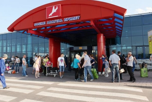Un tanar din Moldova a amenintat ca se arunca in aer in aeroport. Care au fost revendicarile sale