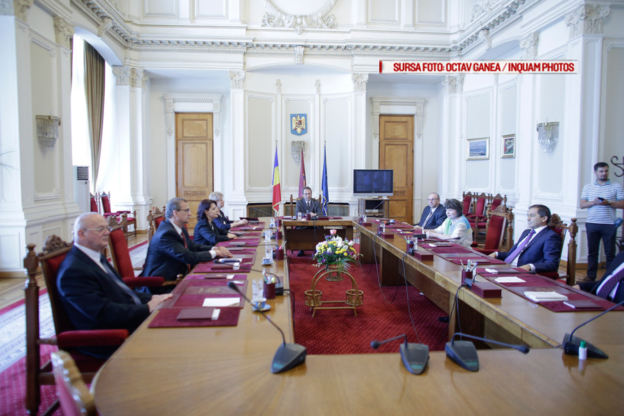 CCR: Nu exista conflict juridic intre puterea judecatoreasca si cea executiva, nici Guvern-Parlament legat de OUG 13