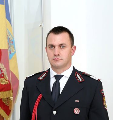 Un pompier din Campina, salvatorul anului 2016. Cum a scos trei oameni dintr-un lac inghetat