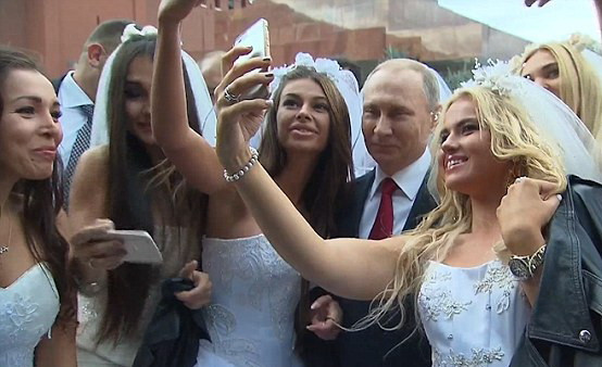 Vladimir Putin a facut selfie cu mai multe mirese, in Piata Rosie din Moscova. Ce le-a spus presedintele. VIDEO