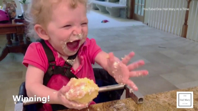Reactia delicioasa a unei fetite de cativa ani atunci cand gusta pentru prima data o prajitura. A ajuns vedeta pe YouTube
