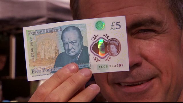 Marea Britanie are o noua bancnota de 5 lire. Testul mai putin obisnuit la care a fost supusa de guvernatorul Bancii Angliei