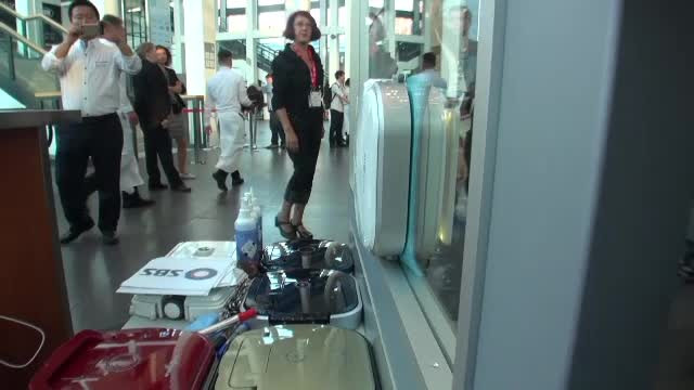 iLikeIT. Cum functioneaza aparatele care iti impaturesc hainele sau fac curat in casa