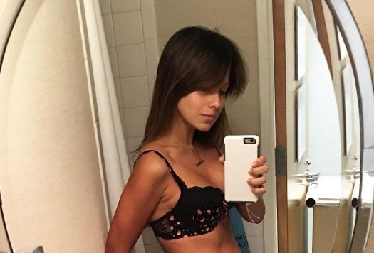 Si-a facut selfie in lenjerie intima la o zi dupa ce a nascut al treilea copil.Cat de bine arata sotia lui Alec Baldwin. FOTO