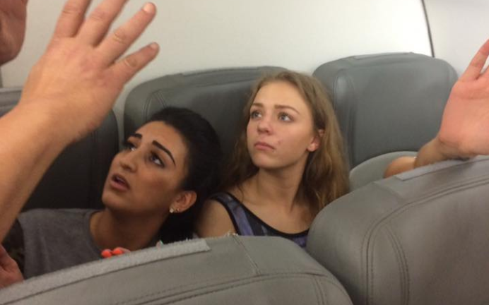 Comportamentul acestor patru britanice aflate intr-un avion a determinat capitanul sa cheme politia. Nu sunt la prima abatere