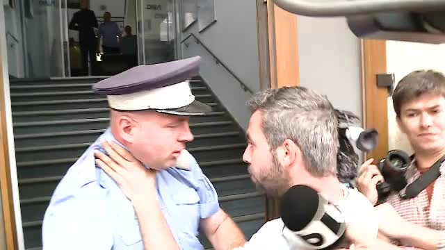 Incident la sediul DNA. Un cameraman i-a bagat mana in gat politistului. VIDEO