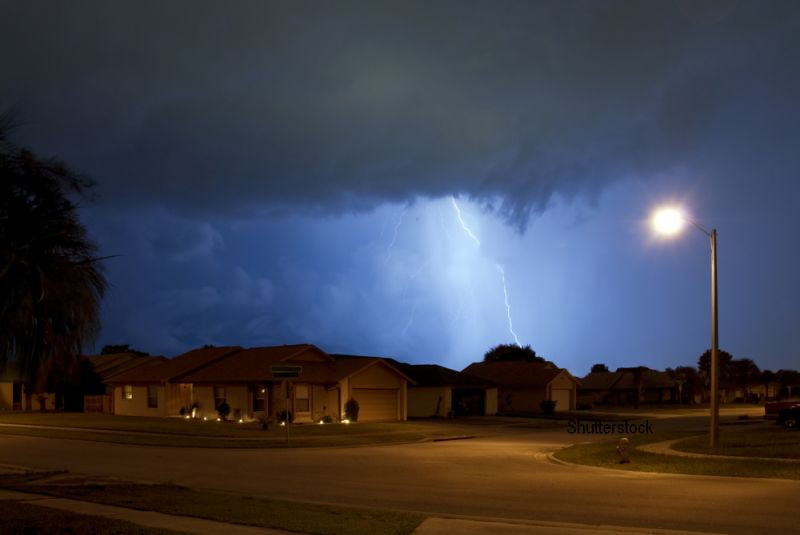 A fost lovita de fulger, dar imbracamintea a salvat-o de la moarte. Cu ce era incaltata femeia