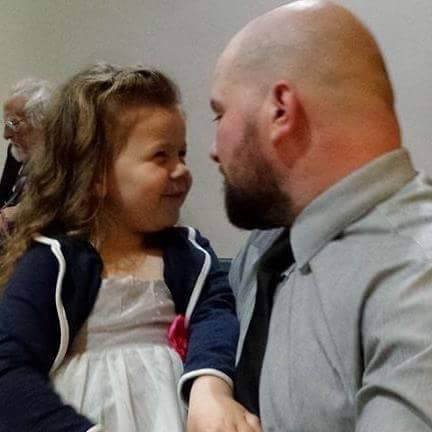 Gest induiosator facut de o fetita de 5 ani pentru tatal ei cu piciorul amputat. "O sa-i construim un picior nou". VIDEO