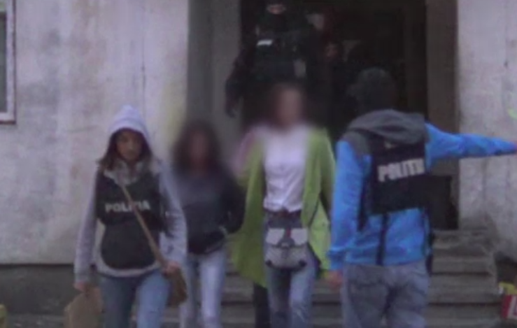 Descindere in Campulung Muscel. Femei exploatate sexual, printre care si doua minore, gasite intr-un apartament